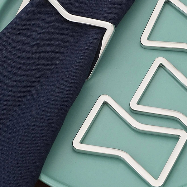 Комплект 4 броя сребристи пръстени за салфетки с форма на пясъчен часовник